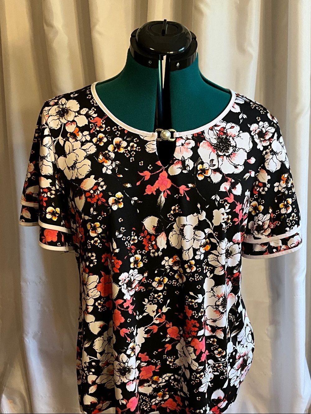 NY Collection Black Floral Keyhole Short Sleeve Tunic